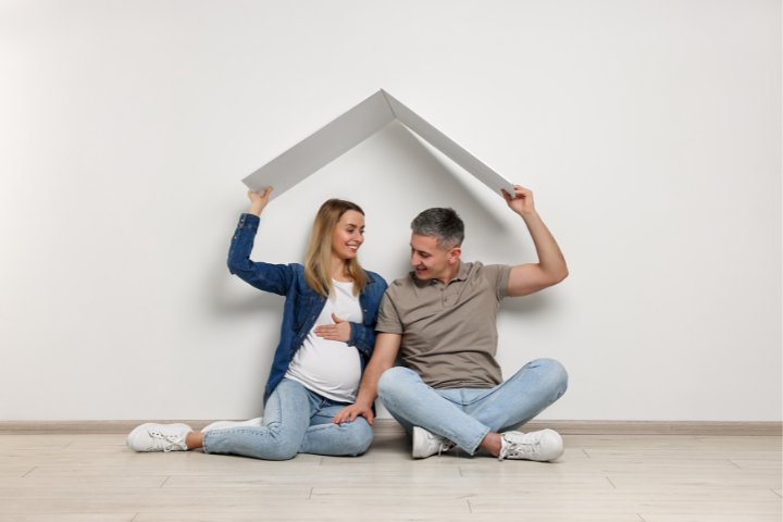 famille-enceinte-maison-720x480